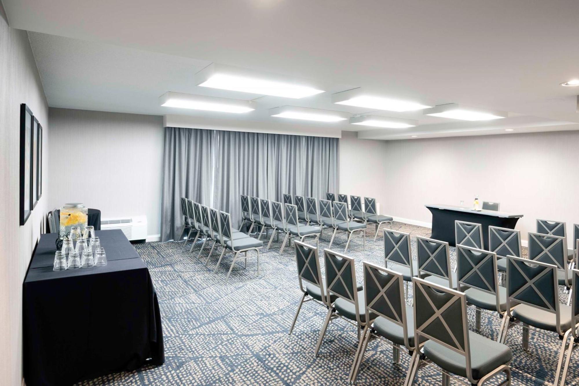 סקוקי Doubletree By Hilton Hotel And Conference Center Chicago North Shore מראה חיצוני תמונה