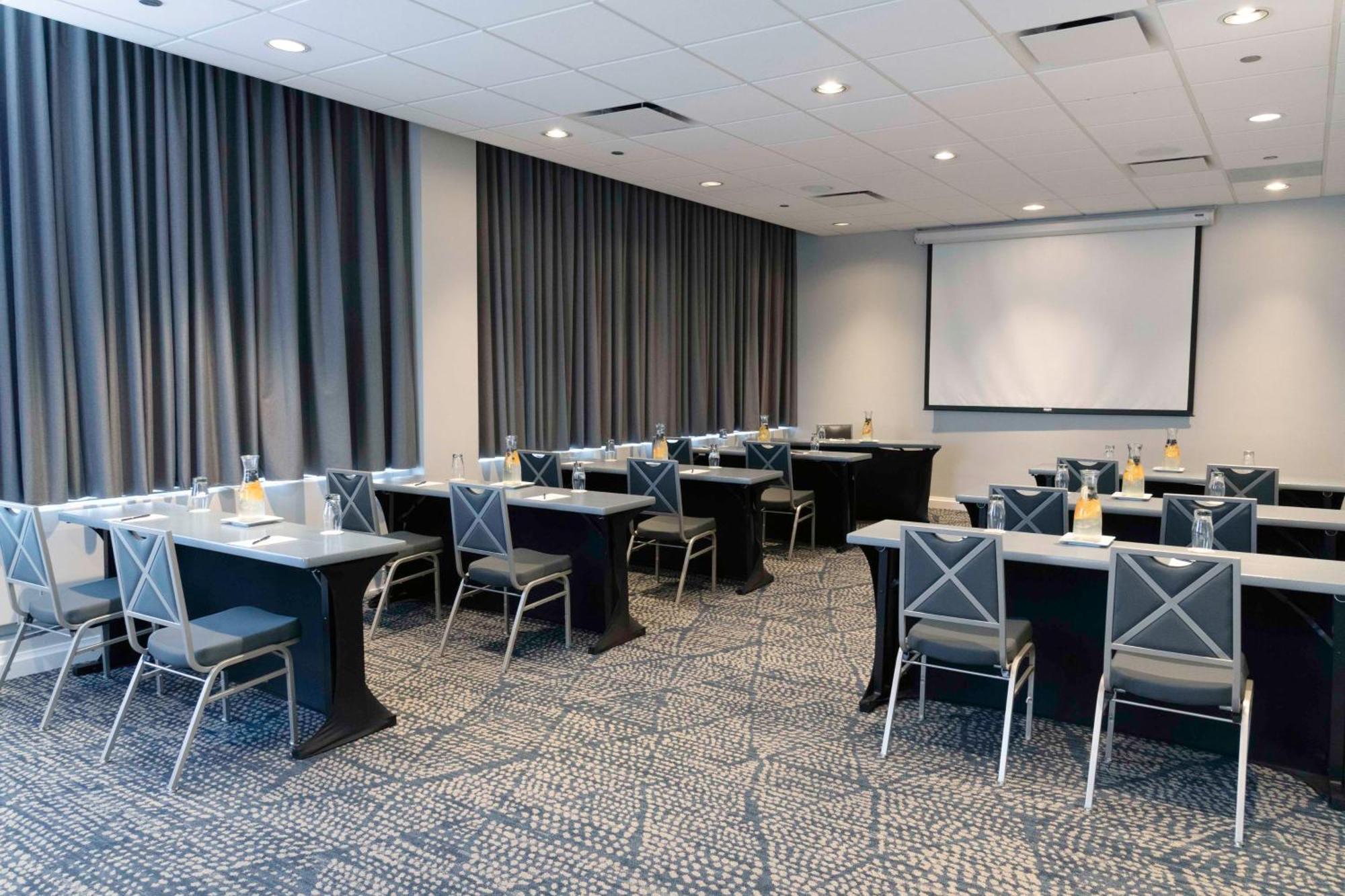 סקוקי Doubletree By Hilton Hotel And Conference Center Chicago North Shore מראה חיצוני תמונה